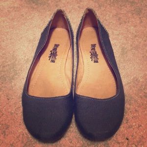 The Root Collective gray women’s flats size 7